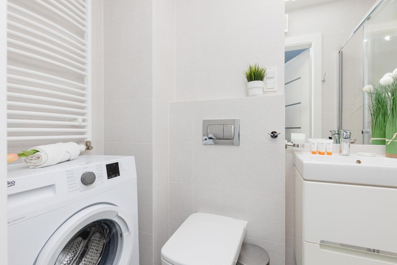 Studio With Balcony Warsaw Kokoryczki By Noclegi Renters Kültér fotó