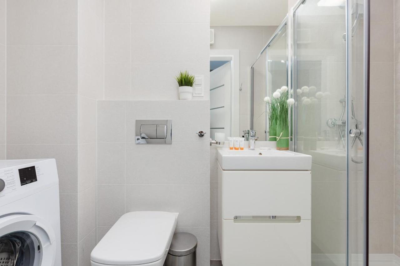 Studio With Balcony Warsaw Kokoryczki By Noclegi Renters Kültér fotó